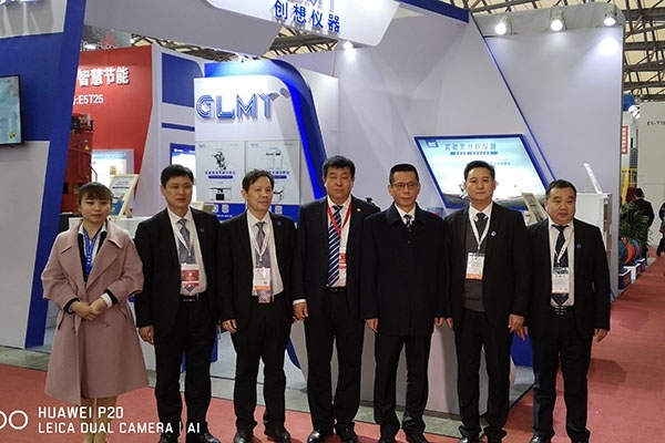 中國鑄造協(xié)會張志勇秘書長（右起三）、劉樹生主任（右起四）