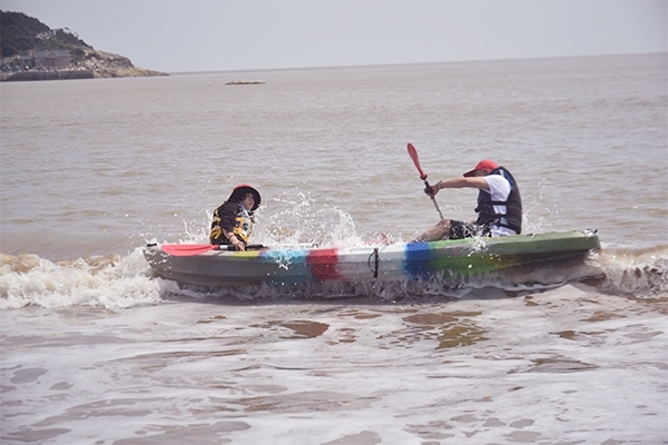 浪來(lái)了，船翻