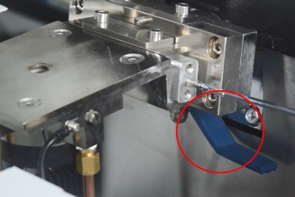 清洗透鏡拿出來前，一定要關(guān)閉球閥，否則造成真空倒吸