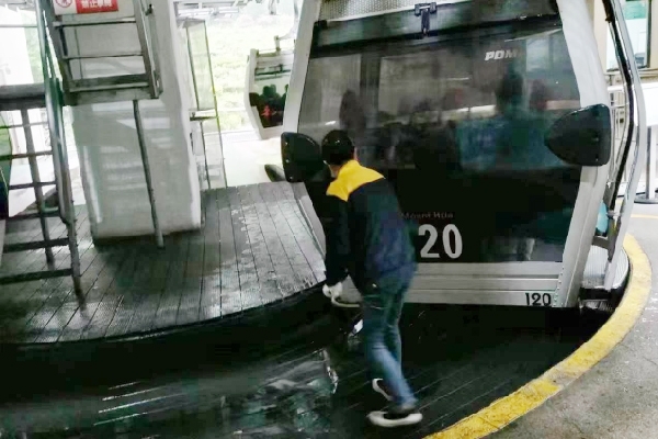 索道的美景蒙上白霧，工作人員不斷清理