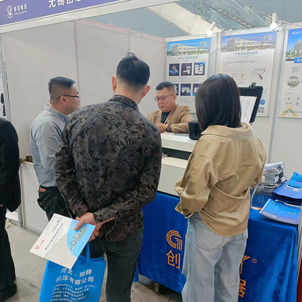 為客戶(hù)介紹我司產(chǎn)品