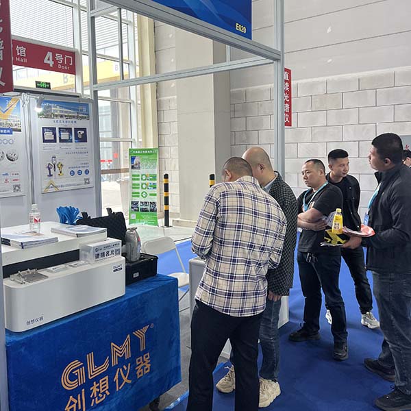 為嘉賓介紹直讀光譜儀