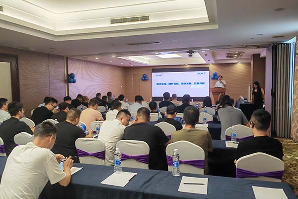 與新老客戶(hù)交流